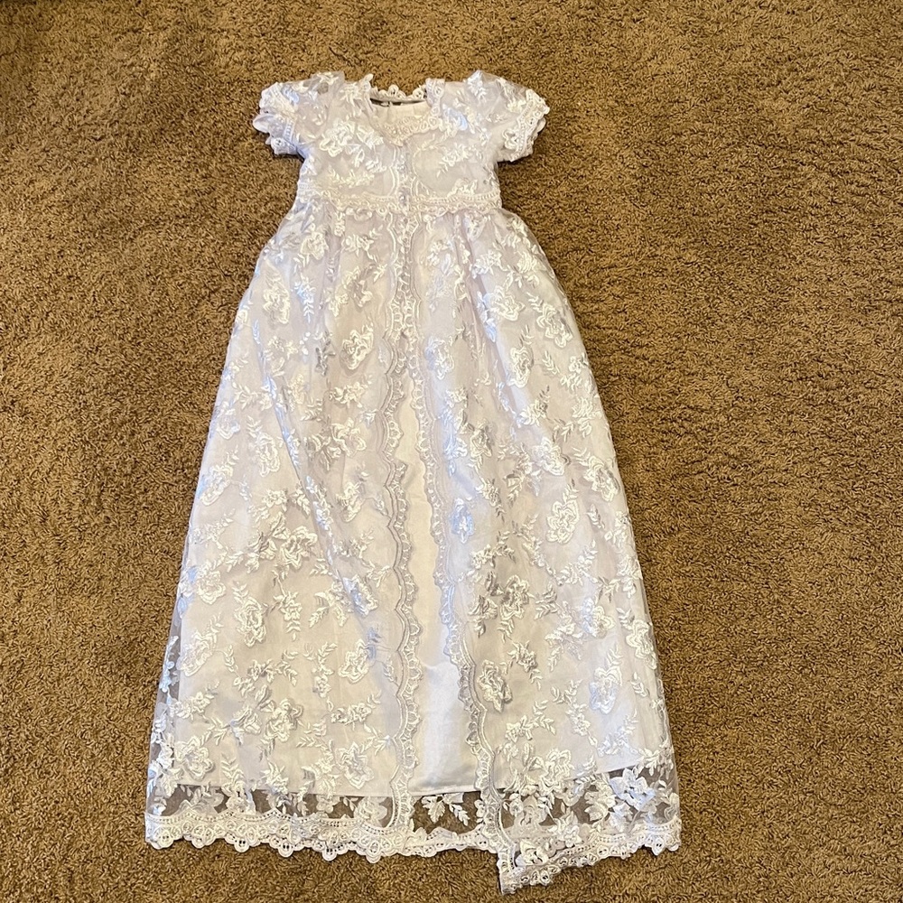 Beautiful 2 piece Christening Gown
12-18 month